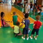 bambini in palestra con pallone